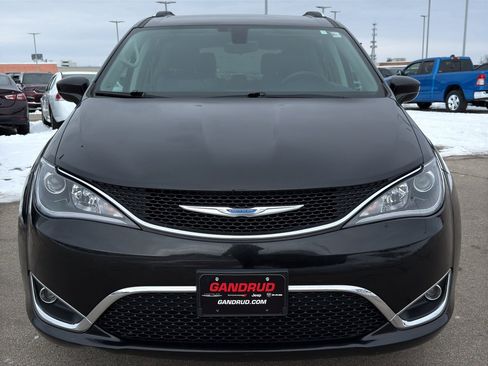 Used 2018 Chrysler Pacifica Touring-L image 3