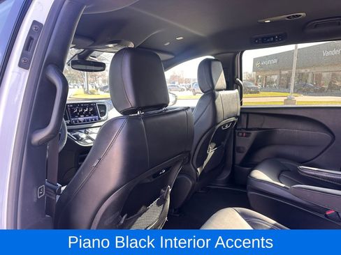 Used 2024 Chrysler Pacifica Select image 15