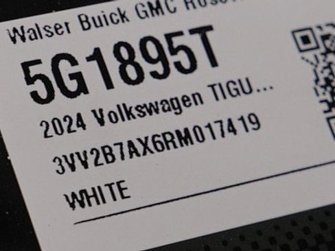 Used 2024 Volkswagen Tiguan SE AWD/4WD image 31