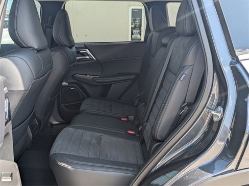 New 2025 Mitsubishi Outlander SE image 24