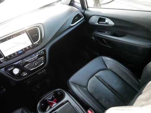 Used 2024 Chrysler Pacifica Touring-L w/ Uconnect Theater Family Group image 11