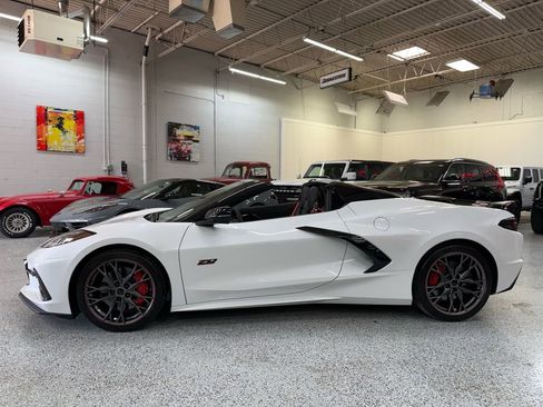 Used 2023 Chevrolet Corvette Stingray Premium Conv w/ Z51 Performance Package RWD image 3