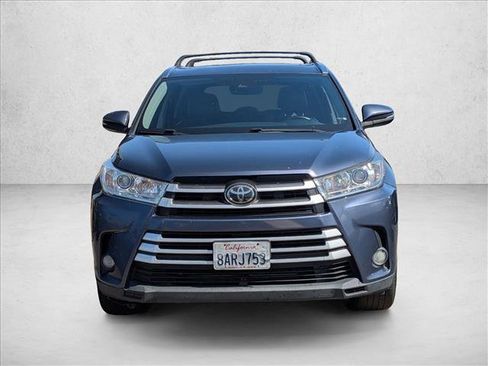 Used 2017 Toyota Highlander XLE w/ Carpet Mat Package AWD/4WD image 3