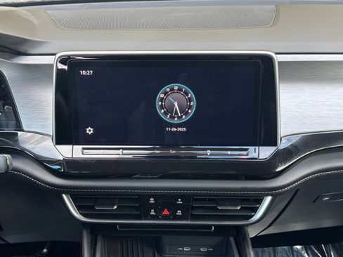 Used 2025 Volkswagen Atlas Cross Sport SE image 18