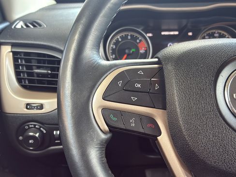 Used 2016 Jeep Cherokee Limited FWD image 35