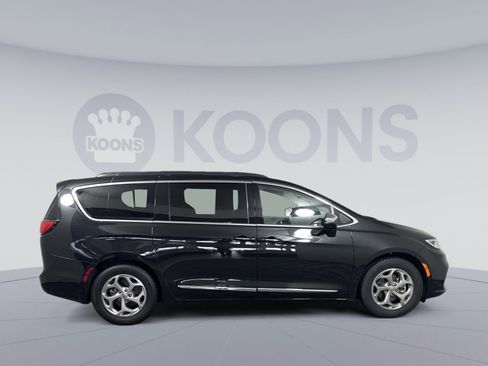 Used 2022 Chrysler Pacifica Limited image 8