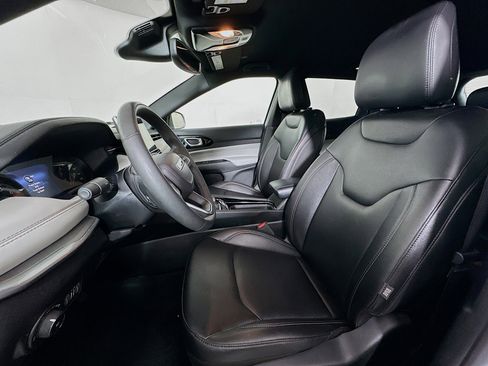 Used 2025 Jeep Compass Limited image 13