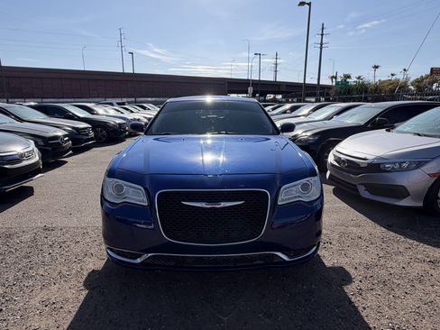 Used 2019 Chrysler 300 Touring RWD image 2