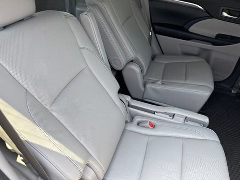 Used 2018 Toyota Highlander Limited Platinum AWD/4WD image 18