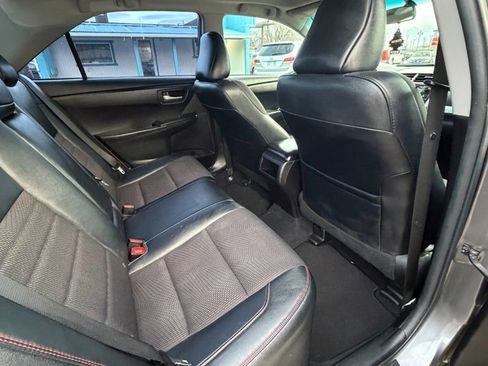 Used 2017 Toyota Camry SE w/ Moonroof Package FWD image 19