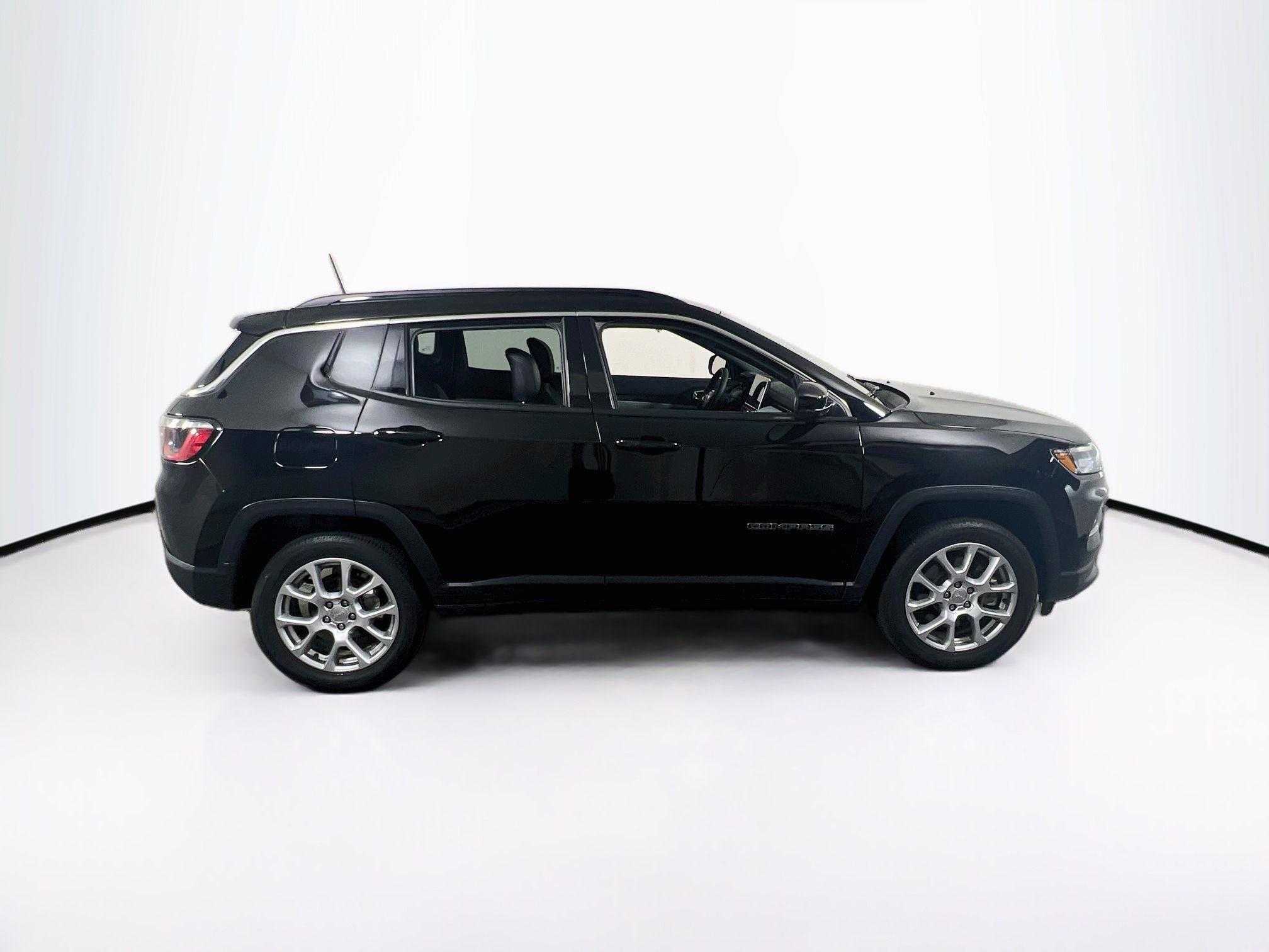 Used 2023 Jeep Compass Latitude AWD/4WD image 4