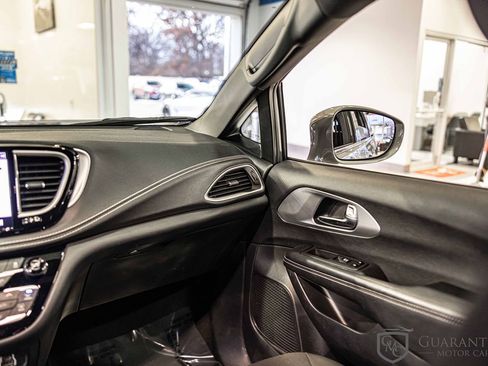 Used 2022 Chrysler Pacifica Touring image 38