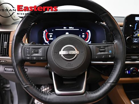 Used 2024 Nissan Pathfinder Platinum w/ Black Appearance Package AWD/4WD image 10