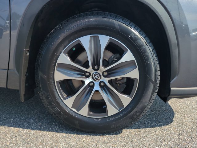 Used 2023 Toyota Highlander XLE AWD/4WD image 11