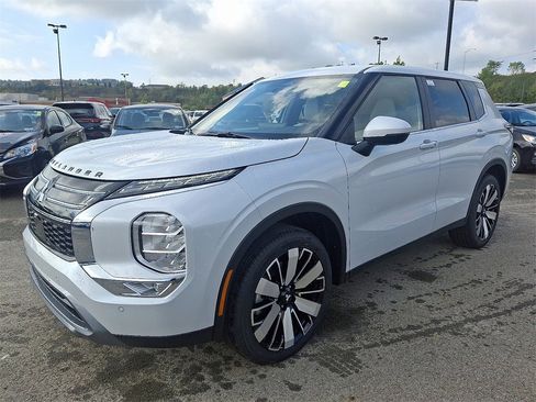 New 2025 Mitsubishi Outlander SE image 2