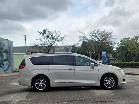 Used 2017 Chrysler Pacifica Limited w/ Advanced Safetytec Group FWD image 5
