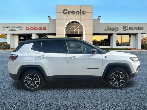 Used 2025 Jeep Compass Trailhawk AWD/4WD image 2
