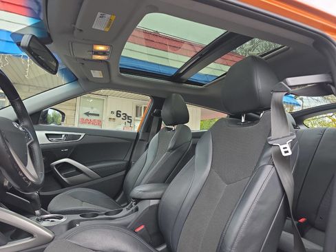 Used 2013 Hyundai Veloster w/ Style Pkg image 19