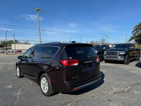 Used 2017 Chrysler Pacifica Touring-L Plus w/ Advanced Safetytec Group image 5