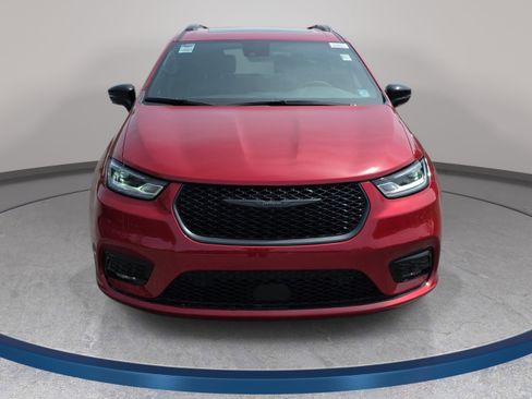 New 2026 Chrysler Pacifica Limited FWD image 2