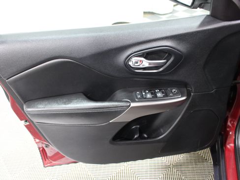 Used 2019 Jeep Cherokee Latitude Plus AWD/4WD image 5