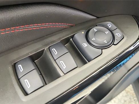 Used 2025 Chevrolet Trax RS w/ Sunroof Package FWD image 32