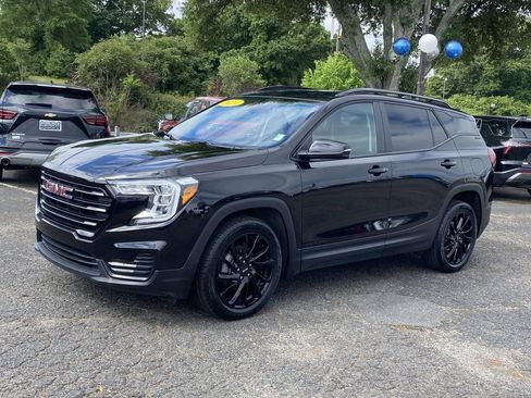 Used 2024 GMC Terrain SLE w/ Driver Convenience Package FWD image 3