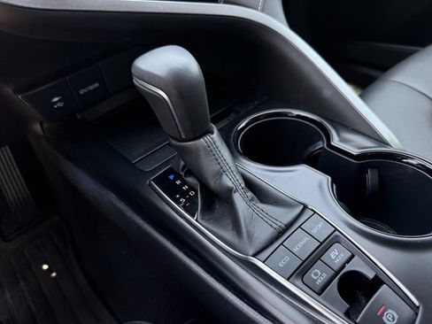 Used 2019 Toyota Camry SE FWD image 18