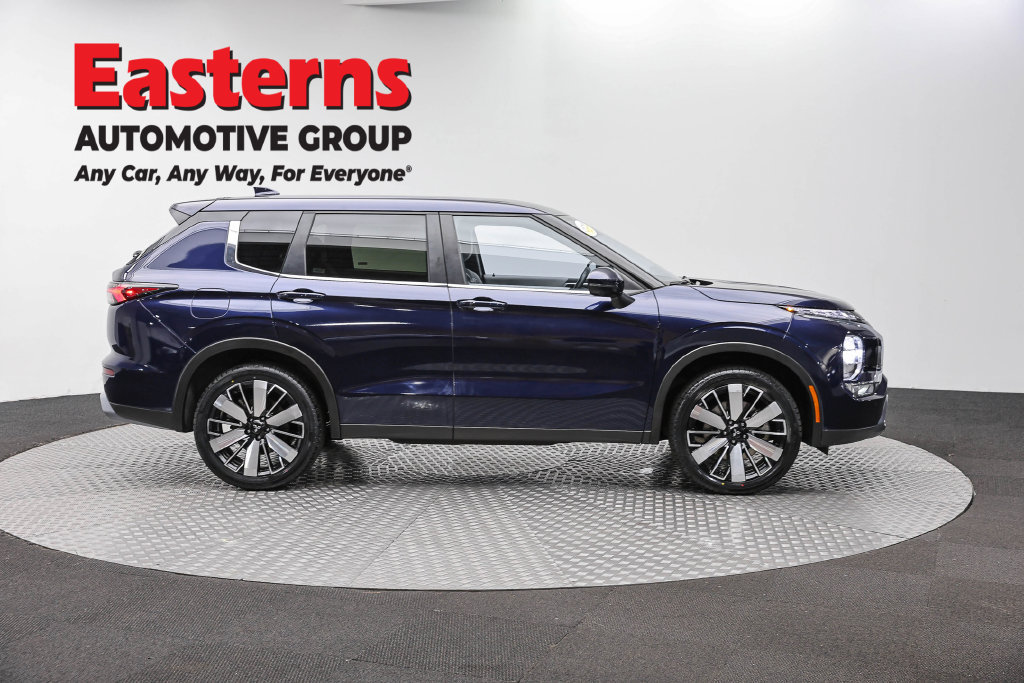 Used 2025 Mitsubishi Outlander SE FWD image 6
