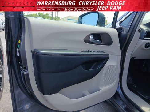 Used 2018 Chrysler Pacifica Touring-L w/ Advanced Safetytec Group FWD image 11