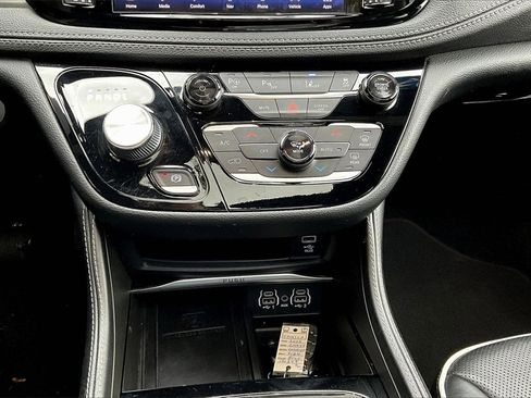 Used 2022 Chrysler Pacifica Limited w/ Uconnect Theater Family Group image 14