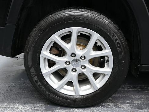 Used 2018 Jeep Cherokee Latitude w/ Safety Group image 13