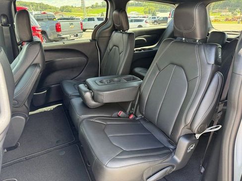 New 2026 Chrysler Pacifica Select image 6