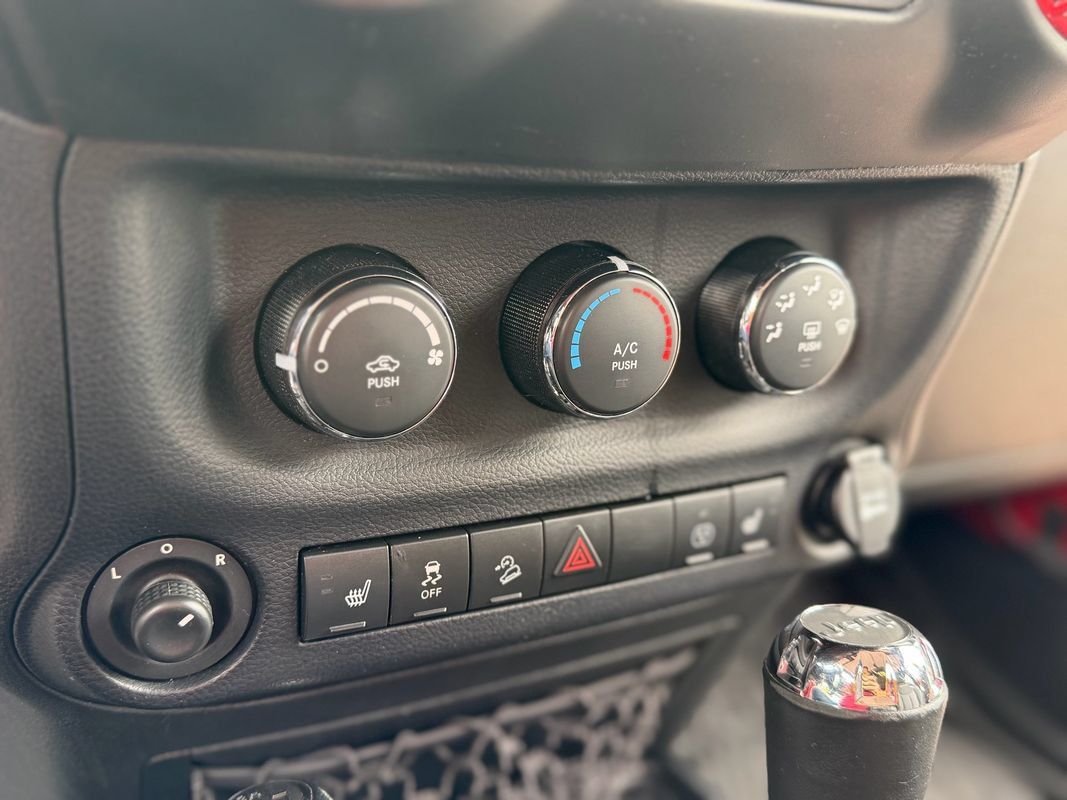 Used 2014 Jeep Wrangler Unlimited Rubicon w/ Connectivity Group AWD/4WD image 19