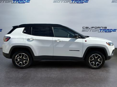 Used 2025 Jeep Compass Trailhawk AWD/4WD image 4