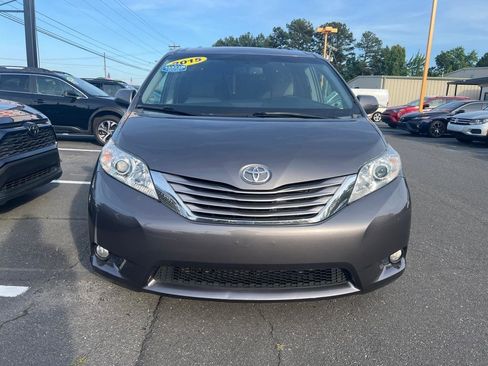 Used 2015 Toyota Sienna XLE FWD image 2