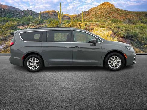 Used 2022 Chrysler Pacifica Touring-L image 3