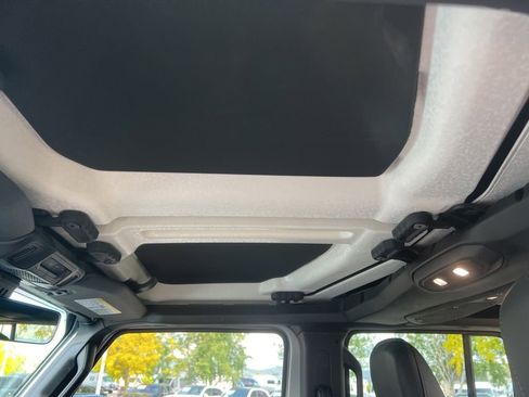 Used 2024 Jeep Wrangler Unlimited Rubicon AWD/4WD image 31