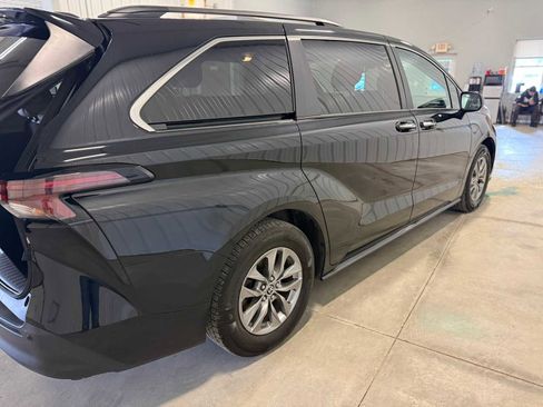 Used 2023 Toyota Sienna XLE AWD/4WD image 18