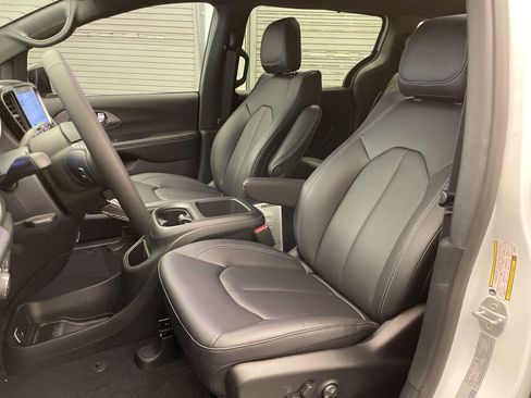 New 2026 Chrysler Pacifica Select image 15