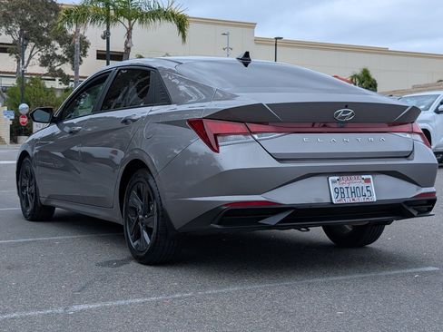 Used 2022 Hyundai Elantra SEL w/ Preferred Accessory Package FWD image 11