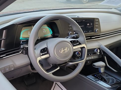 Used 2025 Hyundai Elantra Hybrid FWD image 9