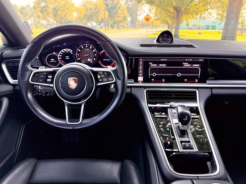 Used 2019 Porsche Panamera RWD image 3