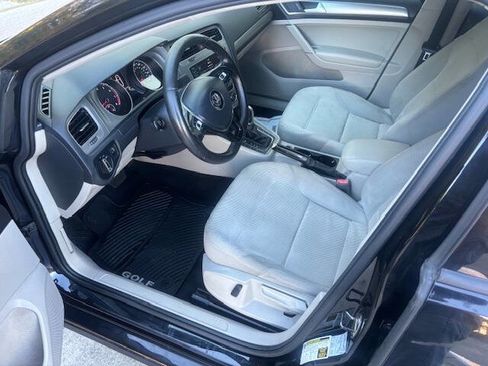 Used 2017 Volkswagen Golf S image 7