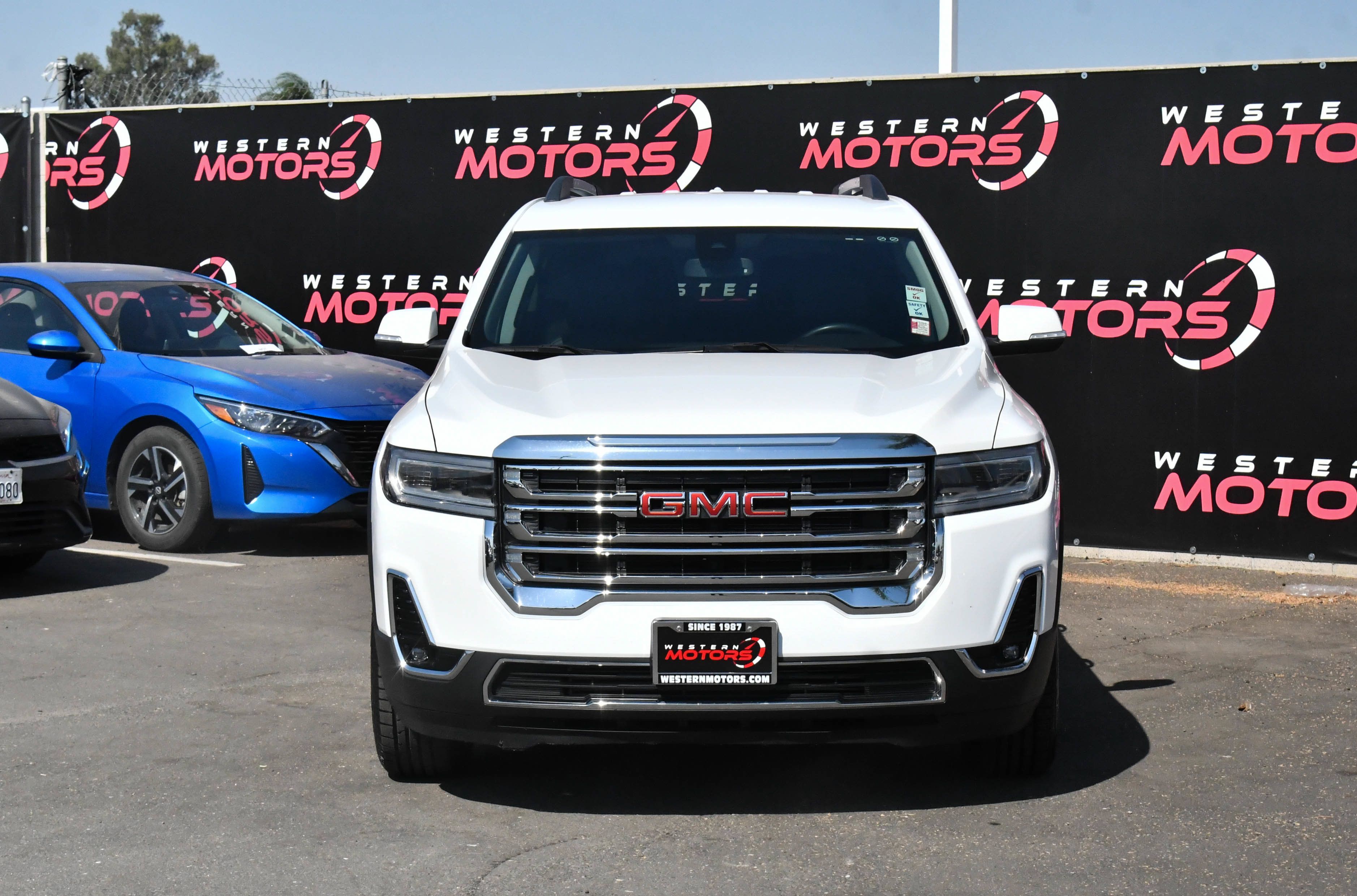 Used 2023 GMC Acadia SLT FWD image 2