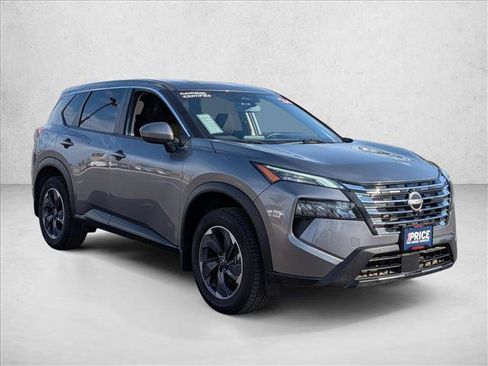 Used 2024 Nissan Rogue SV FWD image 3