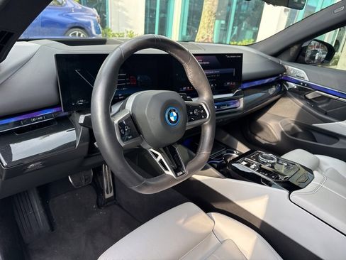 Used 2025 BMW 550e xDrive w/ Executive Package image 3