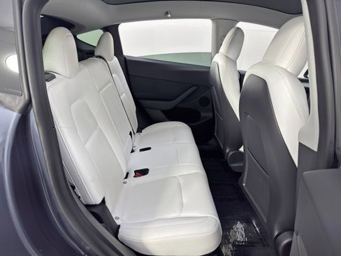 Used 2022 Tesla Model Y Long Range image 40