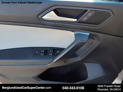 Used 2021 Volkswagen Tiguan SE w/ Panoramic Sunroof Package image 16