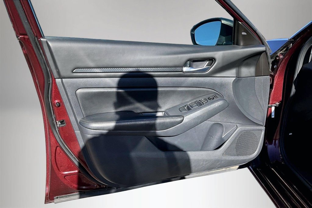 Used 2025 Nissan Altima 2.5 SV FWD image 19